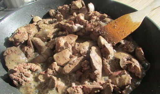 печеночные шарики с жареным луком в фисташках