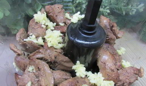 печеночные шарики с жареным луком в фисташках