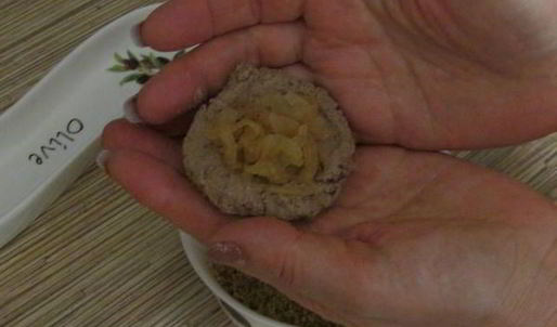 печеночные шарики с жареным луком в фисташках