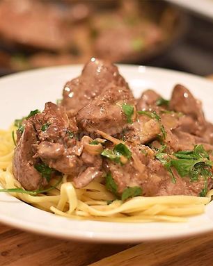 Свиная печень в сметане с луком тушеная