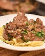 Свиная печень в сметане с луком тушеная