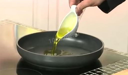 свиная печень в сметане с луком тушеная