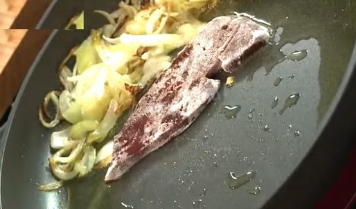 свиная печень в сметане с луком тушеная