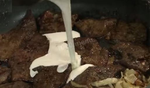 свиная печень в сметане с луком тушеная