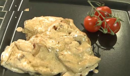 свиная печень в сметане с луком тушеная