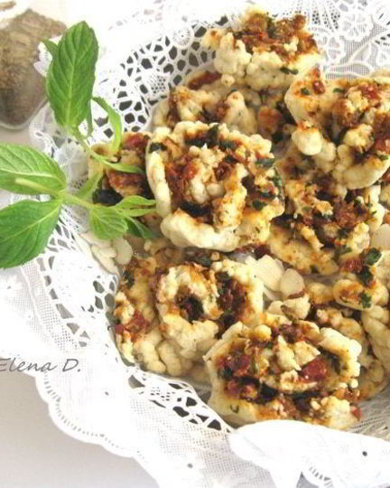 Рецепт сырного печенья с песто из помидоров, оливок и зелени