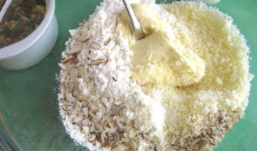 сырное печенье с песто из помидоров, оливок и зелени