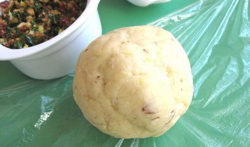 сырное печенье с песто из помидоров, оливок и зелени