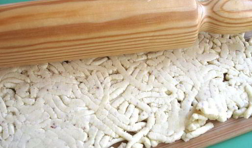 сырное печенье с песто из помидоров, оливок и зелени