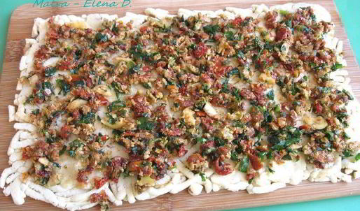 сырное печенье с песто из помидоров, оливок и зелени