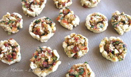 сырное печенье с песто из помидоров, оливок и зелени