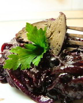 Тушеная куриная печень с черной смородиной