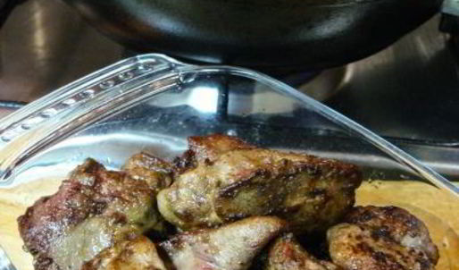 тушеная куриная печень с черной смородиной