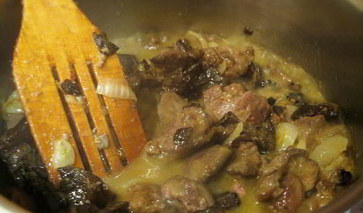 тушеная куриная печень с яблоками