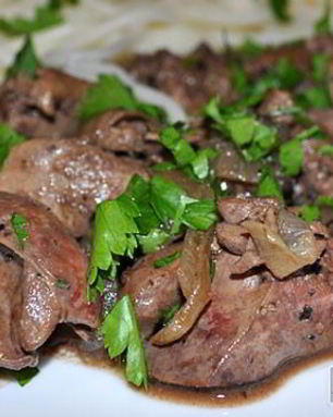Жареная куриная печень с луком