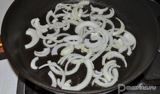 жареная куриная печень с луком