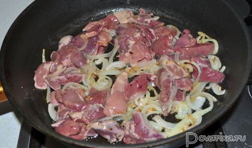 жареная куриная печень с луком