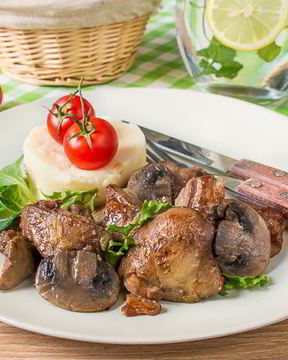 Жареная утиная печень с грибами