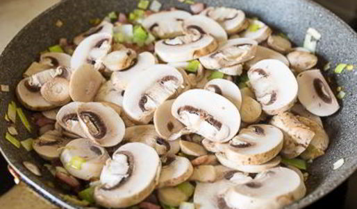 жареная утиная печень с грибами