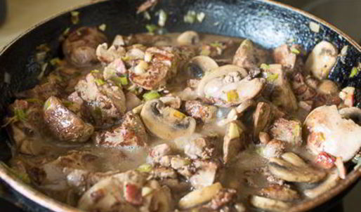 жареная утиная печень с грибами