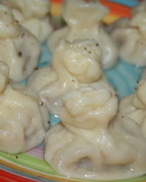 Мини-хинкали с говядиной, пекинской капустой и соевым соусом