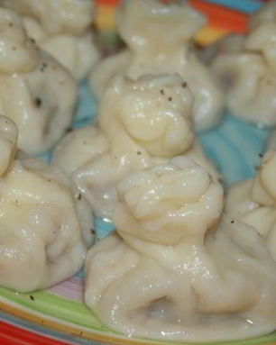 Мини-хинкали с говядиной, пекинской капустой и соевым соусом