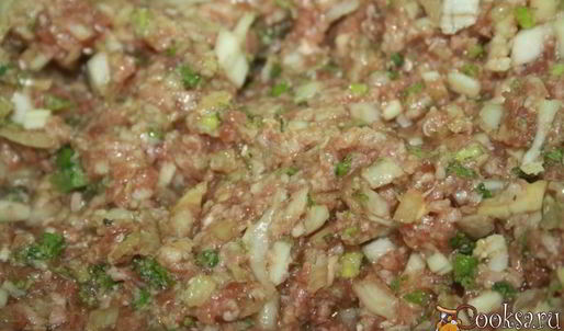 мини-хинкали с говядиной, пекинской капустой и соевым соусом