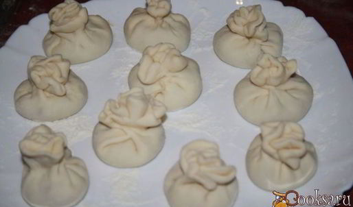 мини-хинкали с говядиной, пекинской капустой и соевым соусом