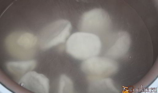 мини-хинкали с говядиной, пекинской капустой и соевым соусом