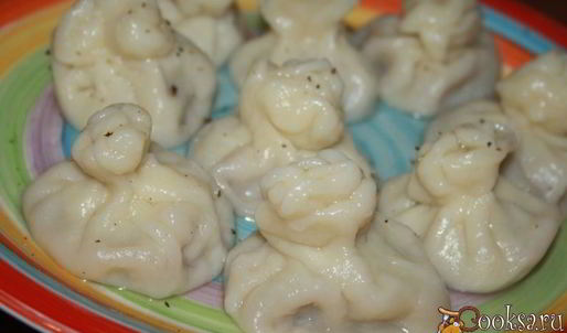 мини-хинкали с говядиной, пекинской капустой и соевым соусом