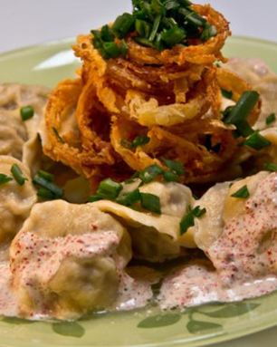 Пельмени медвежьи уши со смешанным фаршем и розовой сметаной