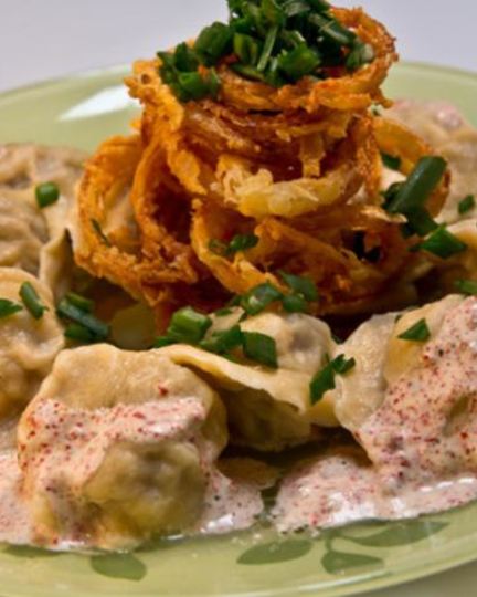 Рецепт пельменей медвежьи уши со смешанным фаршем и розовой сметаной