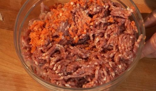 пельмени медвежьи уши со смешанным фаршем и розовой сметаной