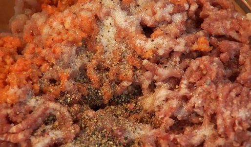 пельмени медвежьи уши со смешанным фаршем и розовой сметаной