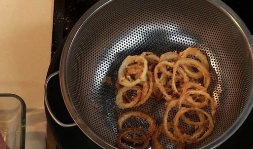 пельмени медвежьи уши со смешанным фаршем и розовой сметаной