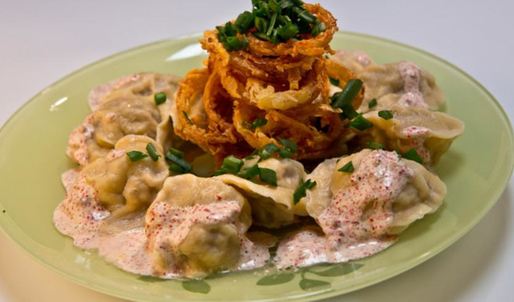 пельмени медвежьи уши со смешанным фаршем и розовой сметаной