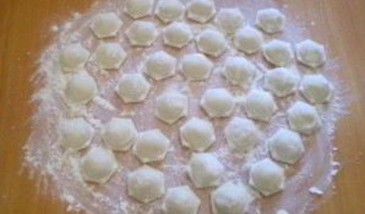 пельмени под соусом