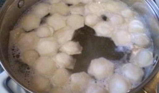 пельмени под соусом