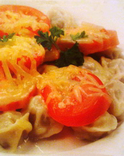 Рецепт пельменей с помидорами и сыром