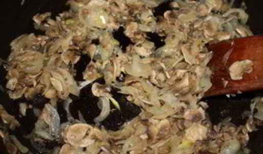 пельмени с уткой и клюквенным соусом