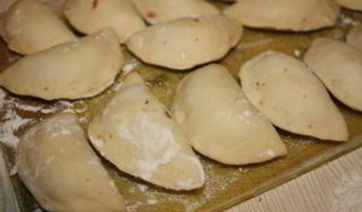 пельмени с уткой и клюквенным соусом