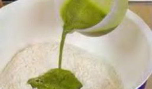 зеленые пельмени с лососем