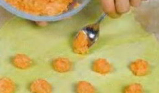 зеленые пельмени с лососем