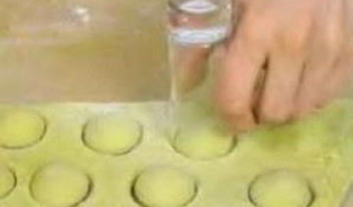 зеленые пельмени с лососем