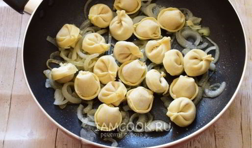 жареные пельмени с луком
