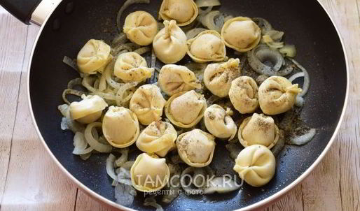 жареные пельмени с луком