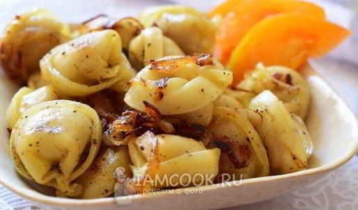 жареные пельмени с луком