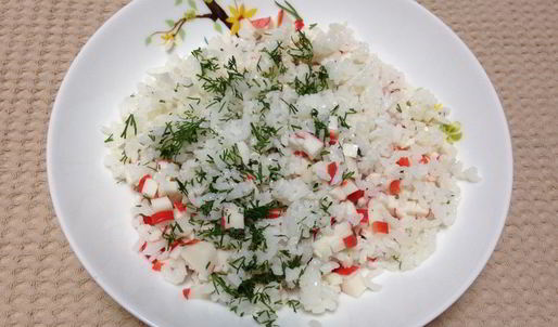жареные пельмени с рисом и крабовыми палочками