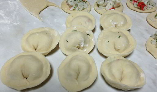 жареные пельмени с рисом и крабовыми палочками