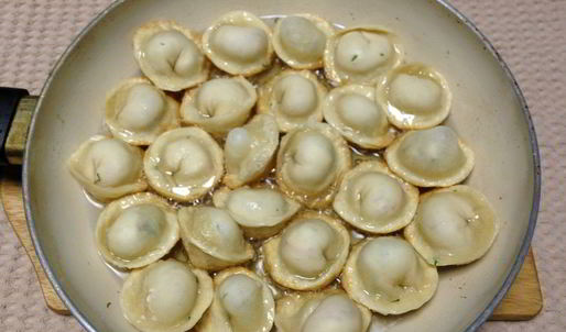 жареные пельмени с рисом и крабовыми палочками